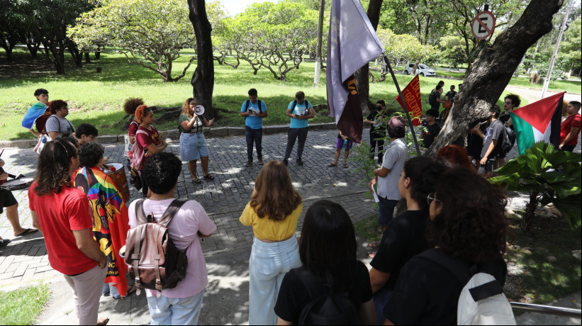 Manifestação dos alunos do Campus Pici, da UFC, para denunciar onda de violência (Foto: Fabio Lima/ OPOVO)