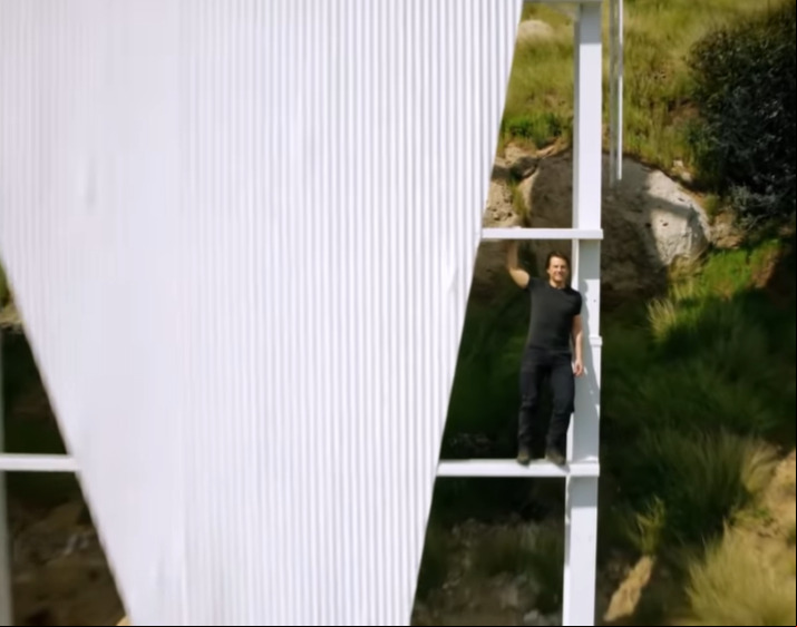 “Normalmente, quando há filmagens aqui, ninguém tem permissão para tocar no letreiro de Hollywood. Essa foi a primeira vez que o letreiro de Hollywood foi realmente tocado”, afirmou. O vídeo foi gravado em março de 2024 para fazer parte da participação de Tom na cerimônia de encerramento das Olimpíadas.