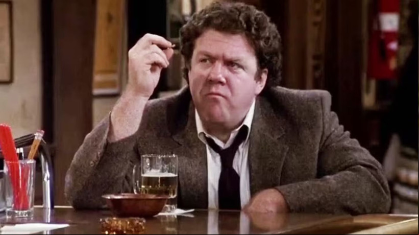 Morre George Wendt, ator da série ‘Cheers’, aos 76 anos