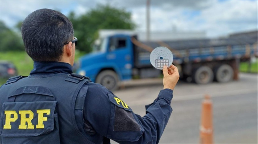 Agentes da PRF encontram comprimidos de anfetamina com motorista de caminhÃ£o na BR-222 