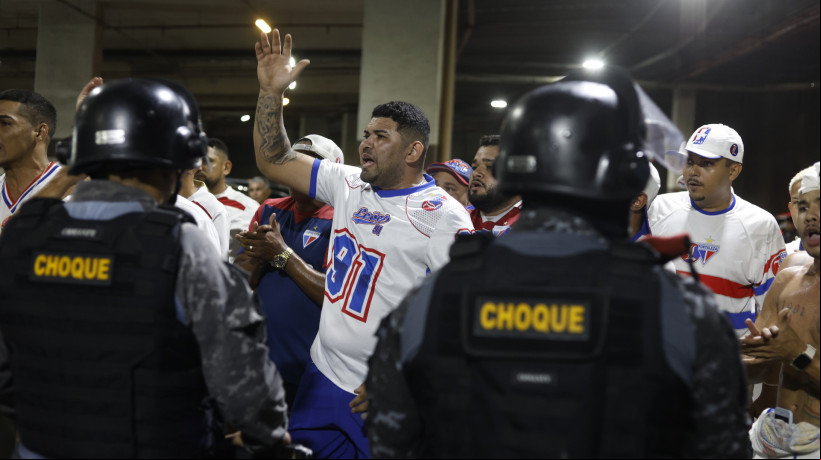 Alguns jogadores, dirigentes e comissão técnica pararam para conversar com os torcedores 