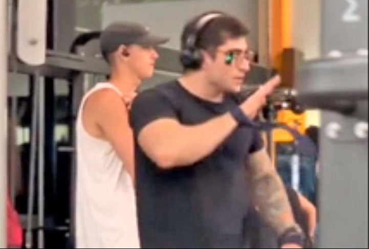 Em novembro de 2023,  um vídeo bombou nas redes sociais: um rapaz ficou estressado ao ser questionado sobre o tempo em que permanecia em um aparelho de musculação. Nele, o aluno esbravejava dizendo que ficaria no aparelho o tempo que quisesse, o que gerou debate sobre os princípios de conduta em academias. 