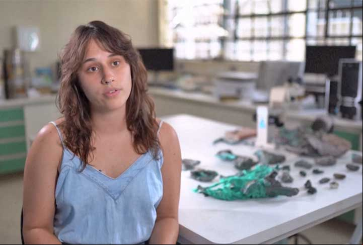 Ao lado da geóloga Giovana Rebelo, Fernanda Avelar analisa a interferência dessas rochas no meio ambiente. Para elas, 'animais marinhos podem confundi-las com alimento e ingeri-las, prejudicando sua saúde.'