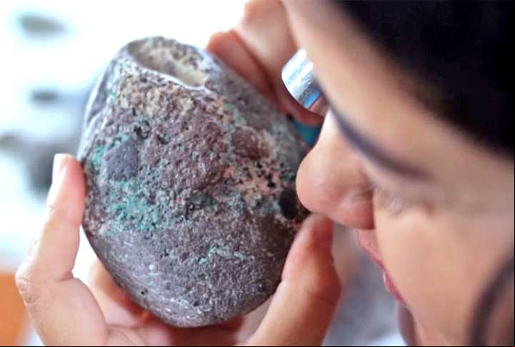 Uma grande preocupação é que esse material pode resultar em micropartículas de plástico através de processos geológicos. Os microplásticos representam um problema mundial e já há evidências da sua presença até na corrente sanguínea do ser humano.