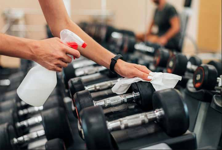 Outro ponto importante no ambiente das academias é a higiene. A prática de exercícios físicos também demanda atenção nesse aspecto, pois existe a chance de se contrair doenças de pele caso tenha contato com determinados lugares.