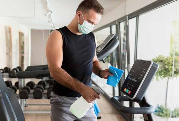 Esse cuidado ficou ainda mais evidente após a pandemia de covid-19, que trouxe à tona a importância da higiene, sobretudo das mãos e o uso do álcool gel. Muitas pessoas tocam nas barras e aparelhos de musculação e o contato recorrente traz riscos.
