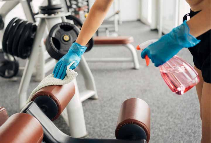 Com a forte transpiração, o corpo pode ficar vulnerável ao ataque de fungos e bactérias. Por esse motivo, é preciso higienizar os aparelhos com álcool gel, visto que uma grande quantidade de pessoas os utilizam. O contato do suor com bancos e encostos, assim como o calor e umidade, podem gerar micoses.