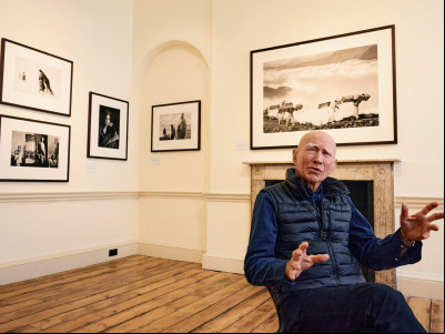 Sebastião Salgado morre, aos 81 anos, nesta sexta-feira, 23 de maio de 2025. Na imagem, o fotógrafo brasileiro fala durante uma entrevista à AFP, na Somerset House, em Londres, em 18 de abril de 2024. Sebastião Salgado morre, aos 81 anos, nesta sexta-feira, 23 de maio de 2025. Na imagem, o fotógrafo brasileiro fala durante uma entrevista à AFP, na Somerset House, em Londres, em 18 de abril de 2024.