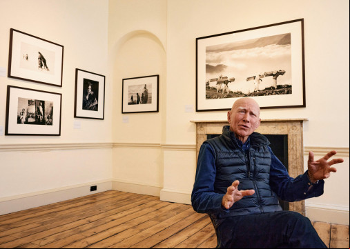 SebastiÃ£o Salgado morre, aos 81 anos, nesta sexta-feira, 23 de maio de 2025. Na imagem, o fotÃ³grafo brasileiro fala durante uma entrevista Ã  AFP, na Somerset House, em Londres, em 18 de abril de 2024. 