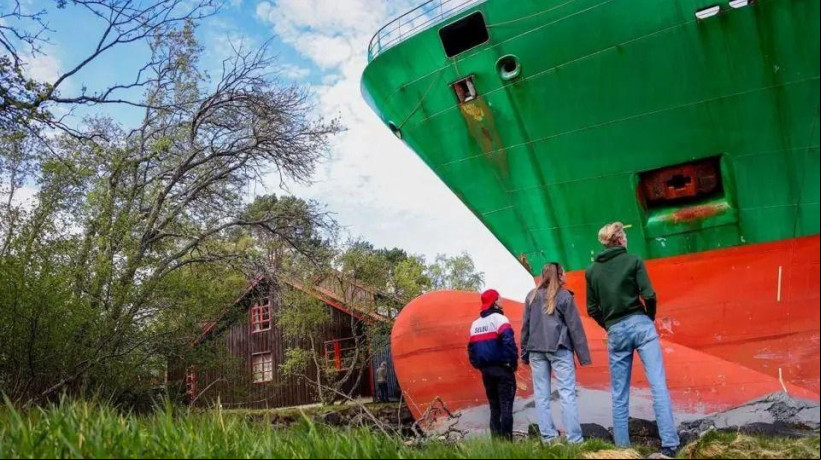 Homem acorda e se depara com enorme navio cargueiro no seu jardim 