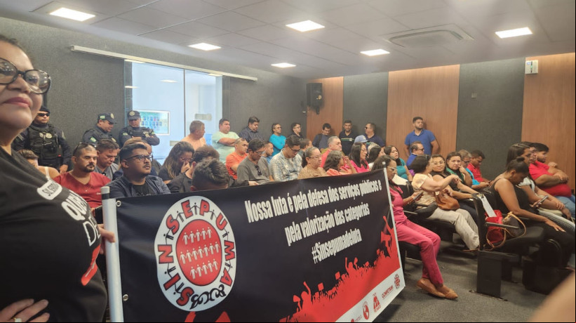 Sindicato dos Servidores Públicos Municipais de Aquiraz (Sinsepuma) levou servidores à Câmara