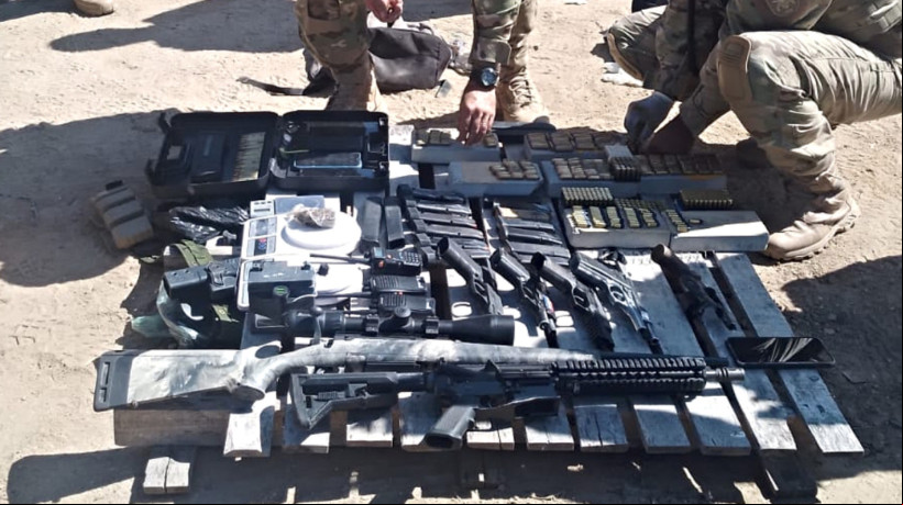 Dois fuzis, quatro pistolas, um revólver e quatro artefatos explosivos foram apreendidos pela PM-CE durante operação em que três suspeitos foram mortos em intervenção policial