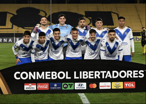 Jogadores do VÃ©lez Sarsfield posam para foto em jogo da Libertadores