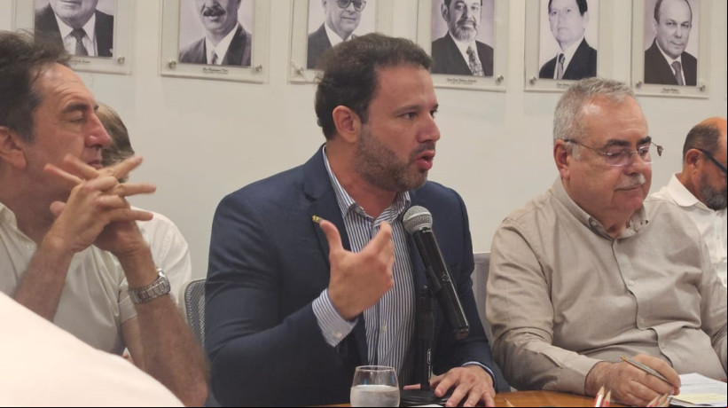 O presidente da Câmara Municipal de Fortaleza (CMFor), Leo Couto (PSB), discursando durante reunião na Câmara de Dirigentes Lojistas (CDL), nesta segunda-feira, 2