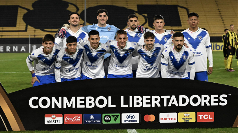 Jogadores do Vélez Sarsfield posam para foto em jogo da Libertadores