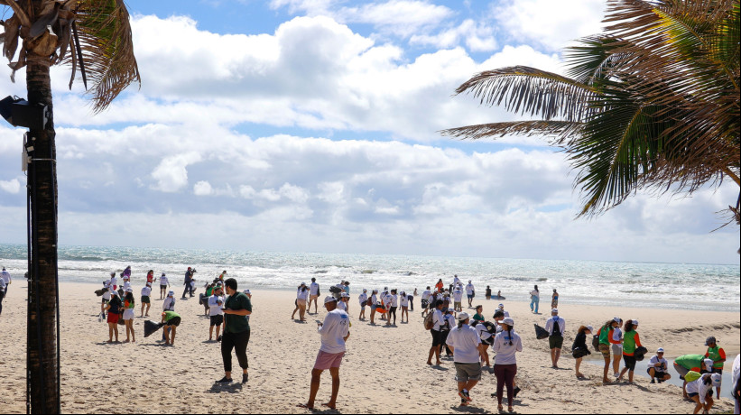 Mutirão para a limpeza da faixa de areia da Praia do Futuro