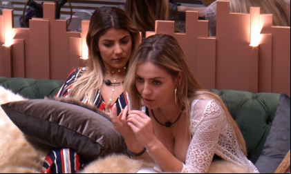 Paula (à direita) saiu em defesa da amiga Hariany (Foto: Reprodução/Globoplay)