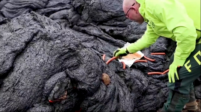 Grupo de cientistas autorizados a chegar mais próximo do vulcão aproveita para assar salsichas e preparar hot dogs na lava vulcânica