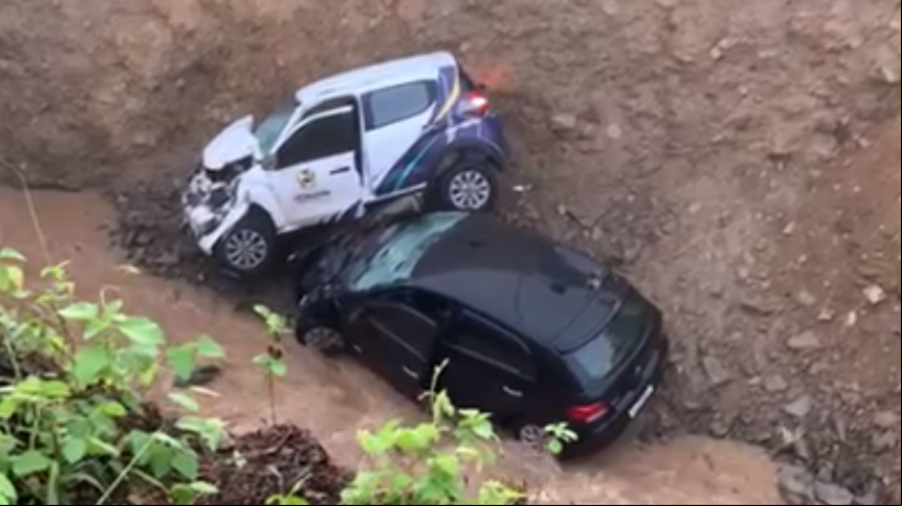 Cratera se abriu em trecho da CE-384, em Mauriti; dois carros caíram no buraco