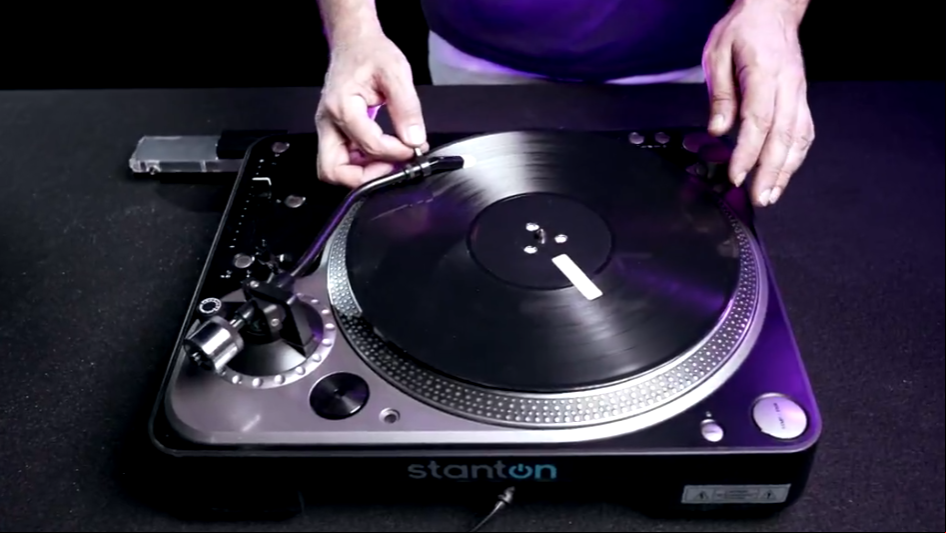 Se antes os alunos alugavam um espaço e chamavam no máximo uma banda ou um DJ, agora eles querem festejar em lugares bem mais amplos e chamando atrações badaladas, pagando cachê pela apresentação. Para isso, vendem ingressos para a celebração.