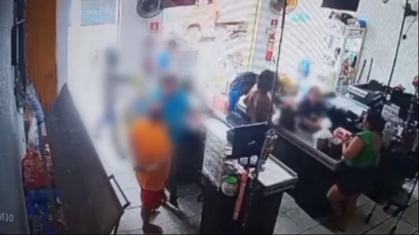 Vítima foi alvejada com disparo de arma de fogo dentro de estabelecimento comercial