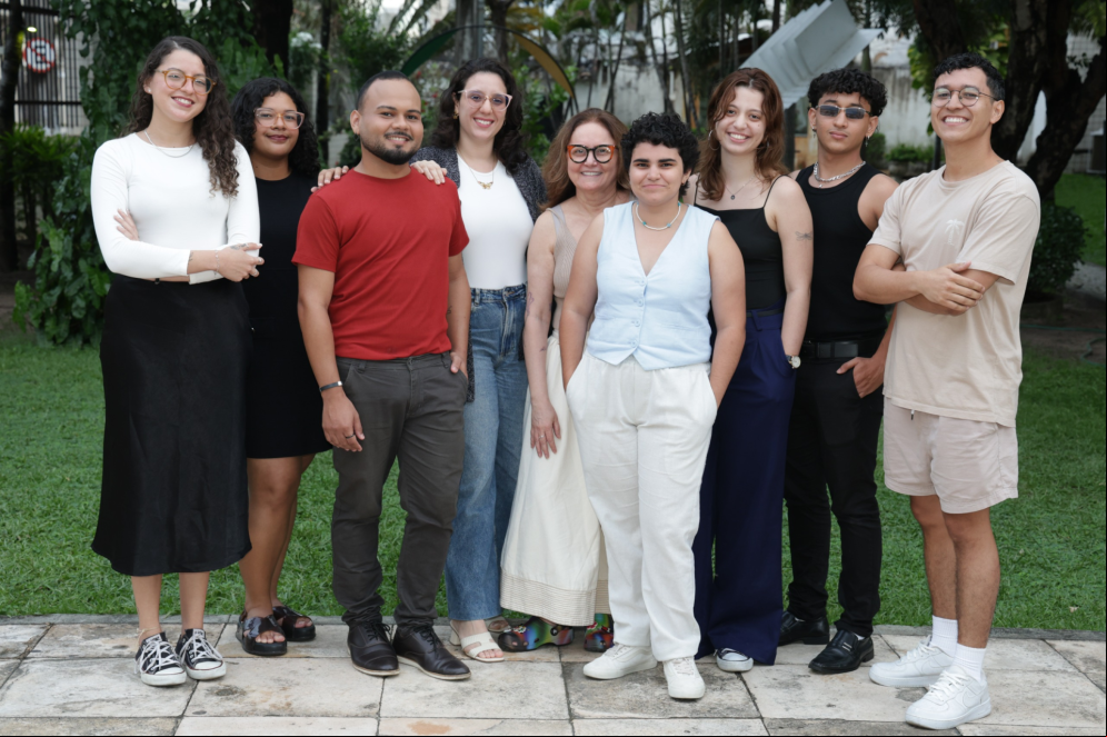 Equipe de reportagens especiais do O POVO+. Da esquerda para a direita: Karyne Lane, Bianca Nogueira, Mateus Mota, Catalina Leite, Fátima Sudário, Révinna Nobre, Ludmyla Barros, Ayuri Reis e Wanderson Trindade(Foto: FCO FONTENELE)